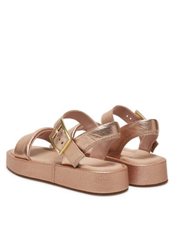 Clarks Sandały Alda Strap 26181223 Złoty. Kolor: złoty. Materiał: skóra