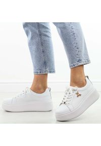 Białe skórzane sneakersy damskie na platformie Filippo Dp6246/25. Okazja: na co dzień. Kolor: biały. Materiał: skóra. Szerokość cholewki: normalna. Wzór: aplikacja. Sezon: wiosna, jesień, lato. Obcas: na platformie