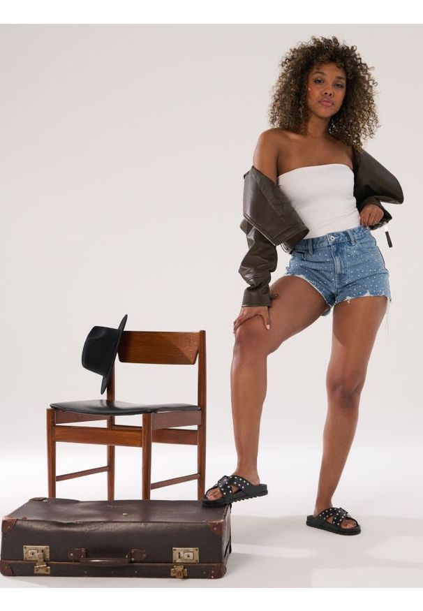 Sinsay - Szorty jeansowe z surowymi nogawkami i cyrkoniami - niebieski. Kolor: niebieski. Materiał: jeans