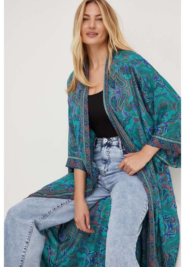 Answear Lab kimono jedwabne kolor zielony oversize wzorzysta. Kolor: zielony. Materiał: jedwab. Styl: wakacyjny
