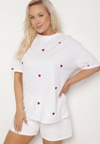 Born2be - Biało-Czerwony Bawełniany T-shirt Zdobiony Haftem w Kształcie Serc Naloree. Okazja: na co dzień. Kolekcja: plus size. Kolor: biały. Materiał: bawełna. Wzór: aplikacja, haft. Styl: klasyczny, elegancki, casual