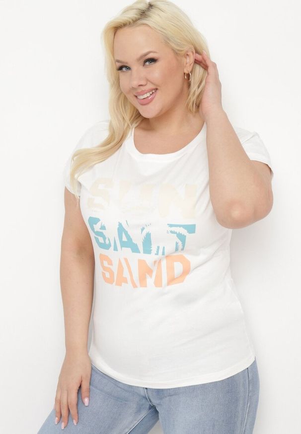 Born2be - Biała Bluzka T-shirt z Napisem na Przodzie Vanneli. Okazja: na co dzień. Kolor: biały. Materiał: materiał. Długość rękawa: krótki rękaw. Długość: krótkie. Wzór: napisy. Styl: casual