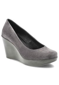 Czółenka damskie Karino, na wysokim koturnie eleganckie skórzane zamszowe wygodne z okrągłym noskiem, szare, 1224-002-P. Okazja: na co dzień. Nosek buta: okrągły. Kolor: szary. Materiał: welur, skóra, zamsz. Obcas: na koturnie. Styl: elegancki #1