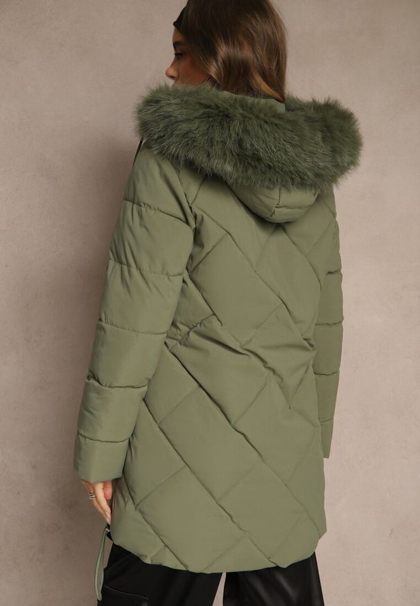 Renee - Ciemnozielona Kurtka z Pikowanymi Przeszyciami i Kapturem z Futrem Guira. Kolor: zielony. Materiał: futro
