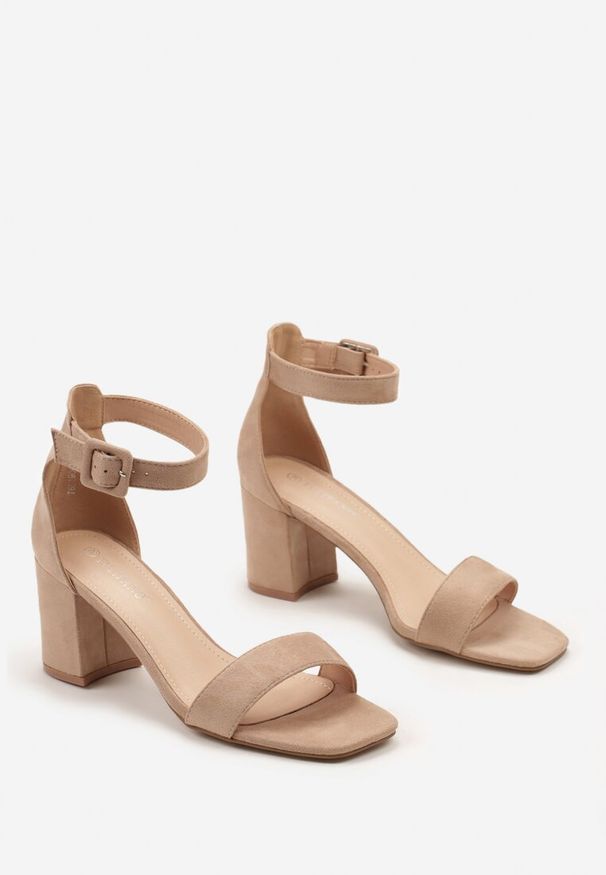 Born2be - Ciemnobeżowe Sandały Vices na Słupku z Zapięciem wokół Kostki z Kwadratowym Noskiem Nualasa. Okazja: na wesele, na randkę, na ślub cywilny. Zapięcie: sprzączka. Kolor: beżowy. Obcas: na słupku. Styl: elegancki