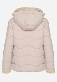 Born2be - Ciemnobeżowa Pikowana Kurtka z Kapturem i Kołnierzem z Futerkiem Typu Baranek Olandia. Okazja: na spacer, na co dzień. Typ kołnierza: kaptur. Kolor: beżowy. Materiał: futro. Styl: casual, sportowy #7