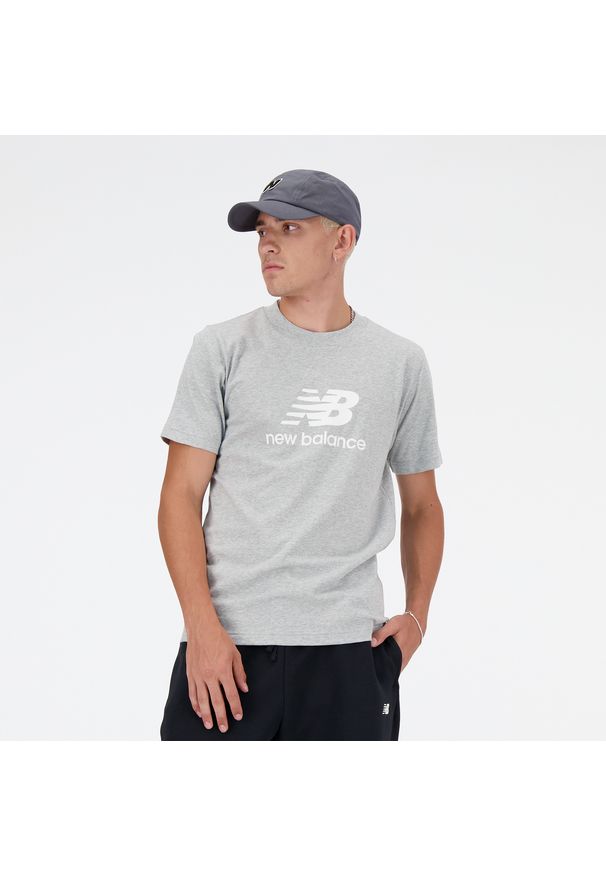 Koszulka męska New Balance MT41502AG – szara. Kolor: szary. Materiał: bawełna, dresówka. Długość rękawa: krótki rękaw. Długość: krótkie. Wzór: napisy, nadruk