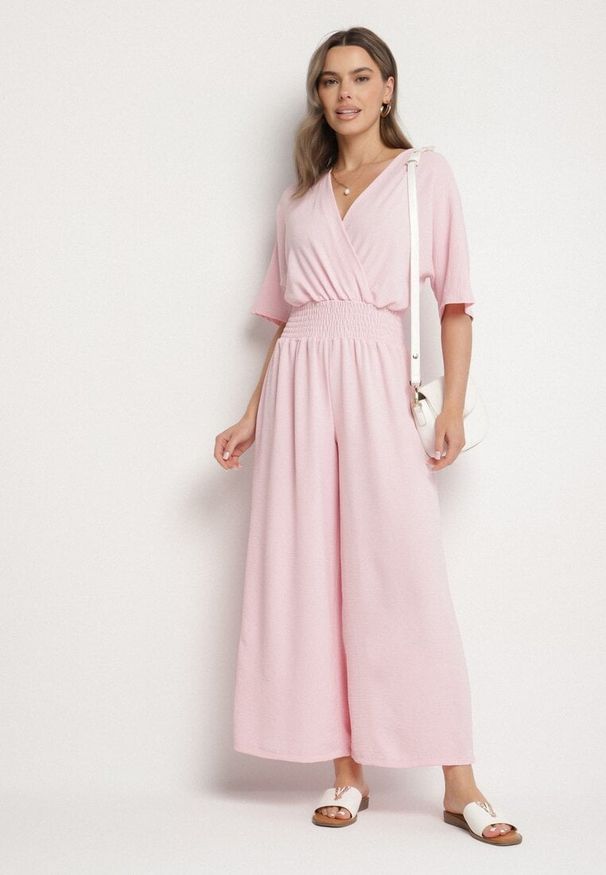 Born2be - Jasnoróżowy Kopertowy Kombinezon z Gumką w Talii i Szerokimi Nogawkami Vimashea. Okazja: na co dzień. Kolor: różowy. Styl: elegancki, casual