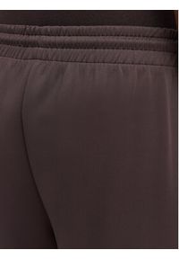 Guess Spodnie dresowe V6YB08 K4286 Brązowy ciemny Regular Fit. Kolor: brązowy. Materiał: syntetyk #3
