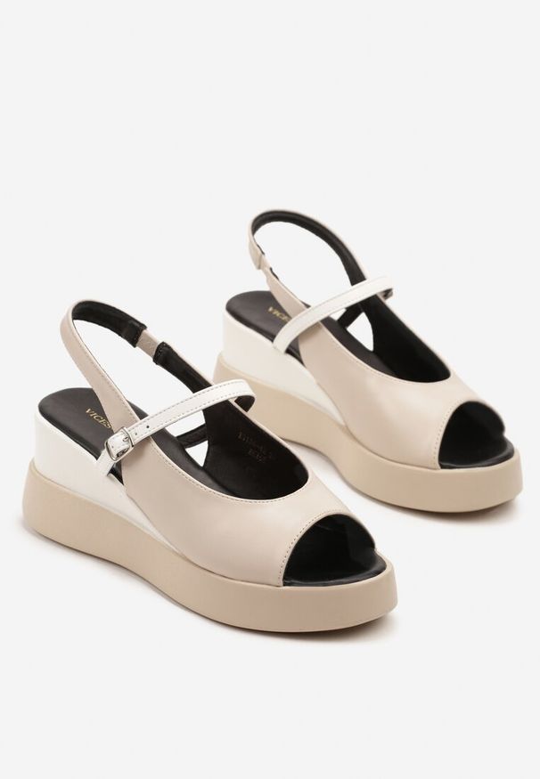 Born2be - Beżowe Sandały Vices na Grubej Podeszwie Zdobione Paskiem z Klamerką Realisa. Okazja: na co dzień. Zapięcie: pasek. Kolor: beżowy. Wzór: aplikacja. Sezon: lato. Obcas: na obcasie. Styl: casual, klasyczny, elegancki. Wysokość obcasa: średni