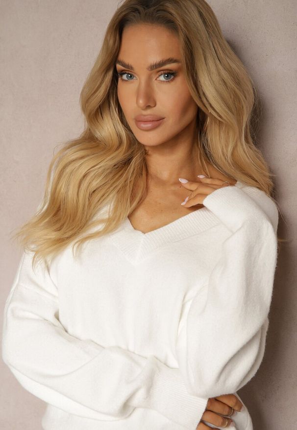 Renee - Biały Klasyczny Sweter z Wiskozą i Kaszmirem Marirra. Okazja: na co dzień, do pracy. Typ kołnierza: dekolt w serek. Kolor: biały. Materiał: wiskoza, kaszmir. Styl: klasyczny