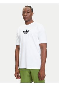 Adidas - adidas T-Shirt adicolor 2000s Cali JX1515 Biały Loose Fit. Kolor: biały. Materiał: bawełna