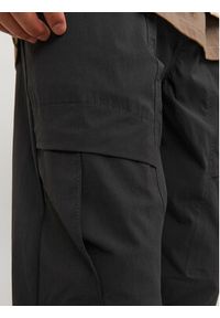 Jack & Jones - Jack&Jones Spodnie materiałowe Velo 12248997 Czarny Relaxed Fit. Kolor: czarny. Materiał: syntetyk