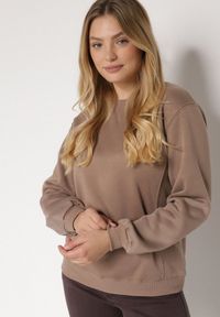 Born2be - Ciemnobeżowa Bluza z Bawełną Ozdobiona Przeszyciami Fezoria. Okazja: na co dzień. Kolor: beżowy. Materiał: bawełna. Wzór: aplikacja. Styl: casual, klasyczny #5