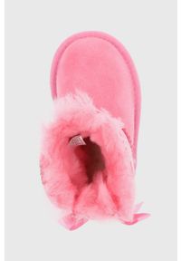 Ugg - UGG Śniegowce zamszowe dziecięce Bailey Bow II Mini kolor różowy. Kolor: różowy. Materiał: zamsz