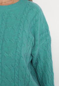 Born2be - Zielony Sweter Ozdobiony Klasycznym Splotem Lacemisa. Kolor: zielony. Materiał: tkanina, dzianina. Wzór: ze splotem, aplikacja. Styl: klasyczny