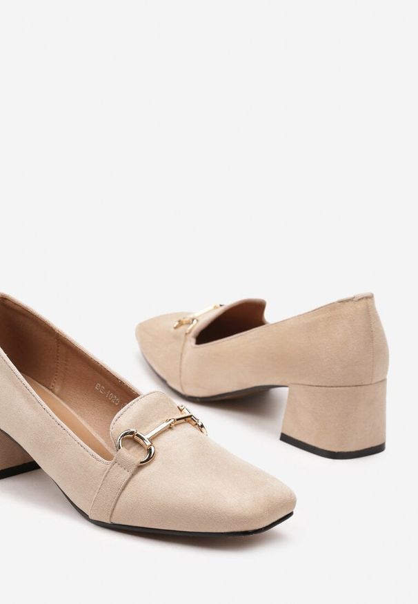 Born2be - Beżowe Czółenka Mokasyny na Obcasie z Metaliczną Ozdobą Sunetta. Okazja: na co dzień, na spotkanie biznesowe. Kolor: beżowy. Materiał: len. Wzór: aplikacja. Obcas: na obcasie. Styl: biznesowy, casual, elegancki. Wysokość obcasa: średni