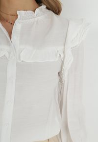Born2be - Biała Koszula z Ozdobnymi Rękawami i Marszczeniem przy Dekolcie Nia. Kolor: biały. Materiał: koronka. Długość rękawa: długi rękaw. Długość: długie. Wzór: aplikacja, koronka. Styl: elegancki #4