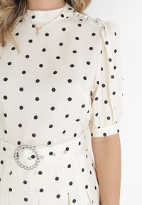 Born2be - Jasnobeżowa Sukienka Midi z Gumką w Talii i Materiałowym Paskiem z Klamrą Maerali. Okazja: na wesele, na ślub cywilny, na imprezę. Typ kołnierza: kołnierzyk stójkowy. Kolor: beżowy. Materiał: materiał. Wzór: grochy. Typ sukienki: rozkloszowane. Styl: elegancki. Długość: midi #5