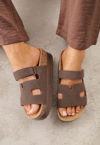 Renee - Brązowe Klapki na Grubej Podeszwie z Imitacją Korka Zapinane na Rzep Nadareida. Okazja: na co dzień. Kolor: brązowy. Sezon: lato. Obcas: na platformie. Styl: boho, wakacyjny, casual #6