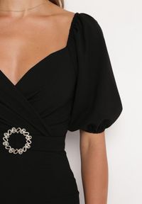 Born2be - Czarna Sukienka Dopasowana z Paskiem i Klamrą w Talii oraz Bufiastymi Rękawami Lurdia. Okazja: na ślub cywilny, na wesele. Kolor: czarny. Wzór: aplikacja. Styl: elegancki #7