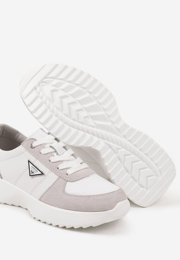 Born2be - Białe Sneakersy Skórzane z Trójkątną Aplikacją Plinntia. Okazja: na co dzień. Kolor: biały. Materiał: skóra. Wzór: aplikacja