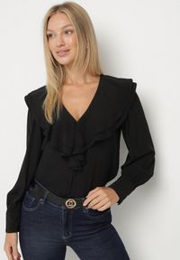 Born2be - Czarna Koszula Vices z Bufiastymi Rękawami i Żabotem z Falbanami Zoivia. Okazja: na spotkanie biznesowe, do pracy. Typ kołnierza: z żabotem. Kolor: czarny. Materiał: jeans, lakier. Wzór: aplikacja. Styl: klasyczny, biznesowy, elegancki