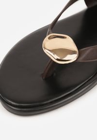 Renee - Brązowe Sandały Japonki z Metaliczną Ozdobą Vikisima. Okazja: na co dzień. Zapięcie: sprzączka. Kolor: brązowy. Wzór: aplikacja. Sezon: lato. Styl: casual #6