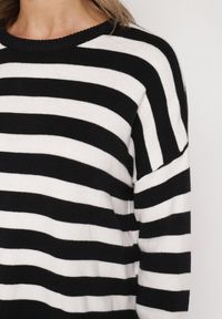 Born2be - Biało-Czarny Sweter o Kroju Oversize z Motywem Pasków Irtusa. Okazja: na co dzień. Kolor: biały. Materiał: jeans. Styl: casual #4