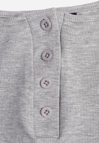 Born2be - Szary Prążkowany Top Bawełniany z Guzikami przy Dekolcie Nedera. Okazja: na co dzień. Kolor: szary. Materiał: prążkowany, bawełna. Styl: casual, klasyczny #7