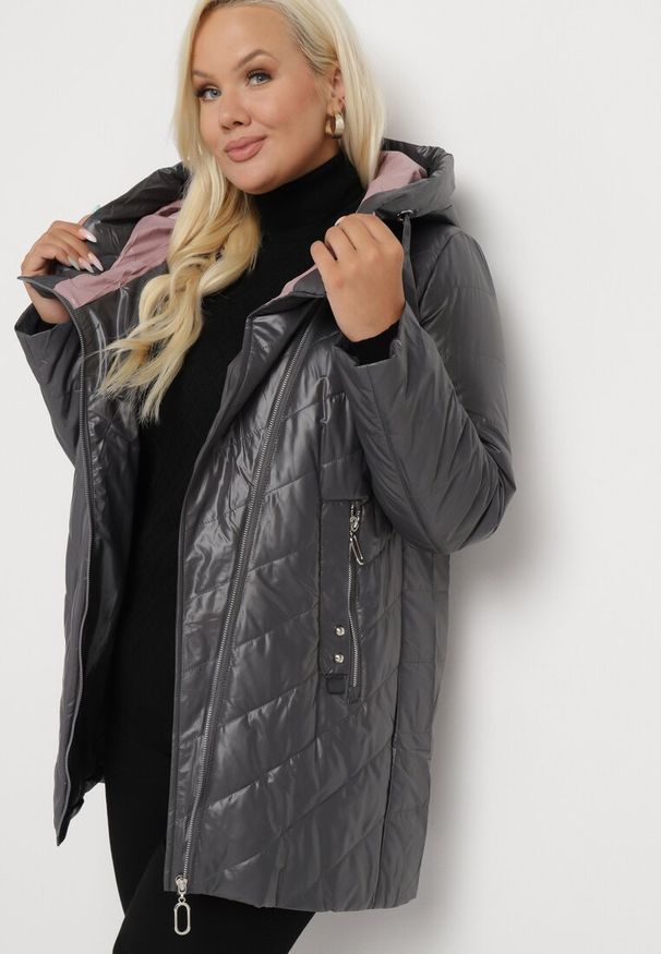 Born2be - Szara Pikowana Kurtka z Asymetrycznym Suwakiem i Nieodpinanym Kapturem Erisettae. Okazja: na co dzień, na spacer. Kolor: szary. Materiał: jeans. Sezon: zima, jesień. Styl: casual
