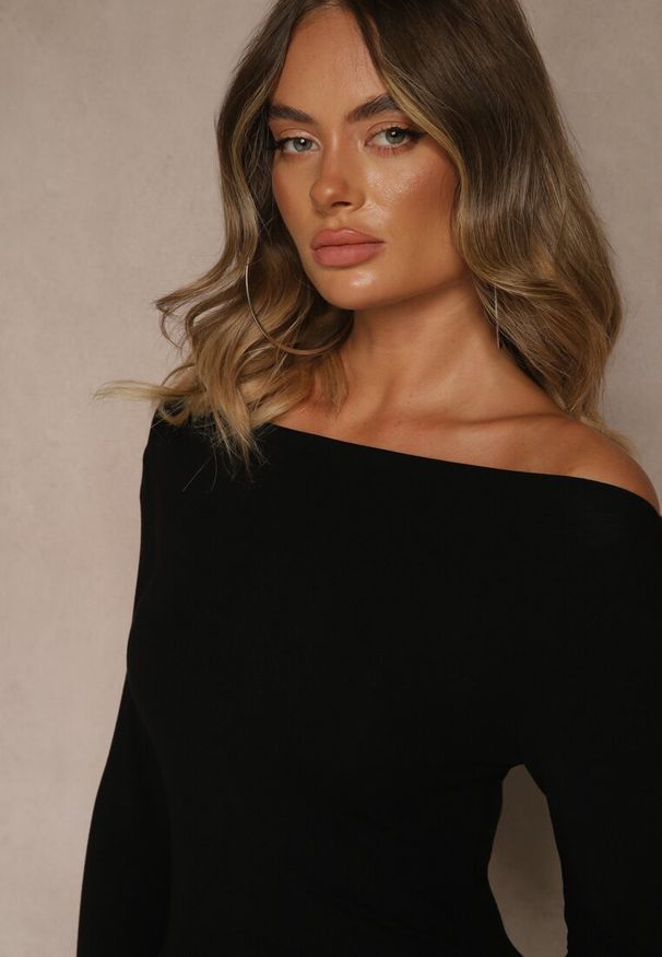 Renee - Czarna Wiskozowa Bluzka Longsleeve z Dekoltem Typu Łódka Zaide. Kolor: czarny. Materiał: wiskoza. Długość rękawa: długi rękaw. Styl: sportowy