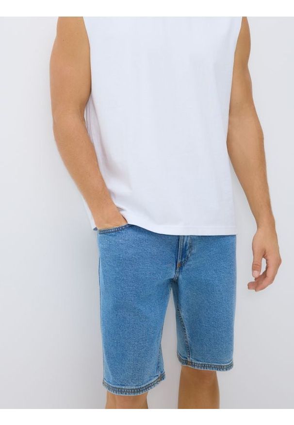 Reserved - Jeansowe szorty regular - niebieski. Kolor: niebieski. Materiał: jeans