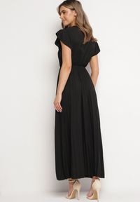 Born2be - Czarna Sukienka Maxi Plisowana z Kopertową Górą Rozkloszowany Fason Anelea. Okazja: na imprezę, na randkę. Kolor: czarny. Typ sukienki: kopertowe, rozkloszowane. Długość: maxi #5