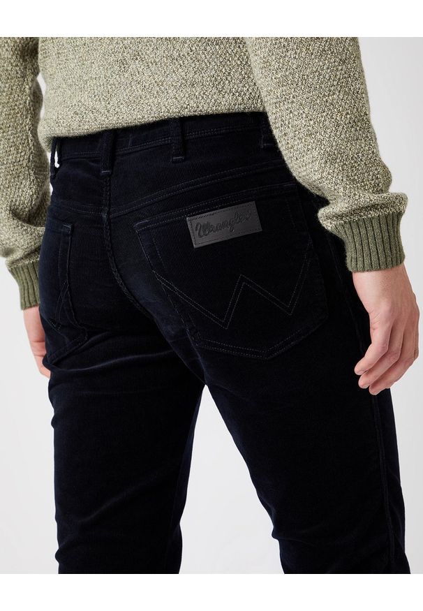 Wrangler - MĘSKIE SPODNIE MATERIAŁOWE WRANGLER TEXAS SLIM NAVY W12SEC114 112141147. Materiał: materiał