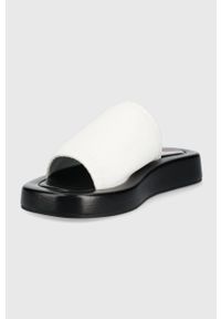 Love Moschino klapki damskie kolor biały na platformie. Kolor: biały. Materiał: materiał, guma. Wzór: gładki. Obcas: na platformie #5
