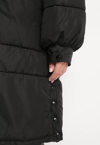 Born2be - Czarna Kurtka Oversize do Kolana z Kapturem Mollo. Okazja: na co dzień. Typ kołnierza: kaptur. Kolor: czarny. Materiał: dzianina, jeans. Styl: elegancki, casual