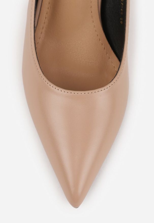 Renee - Ciemnobeżowe Czółenka Zapinane na Sprzączkę na Cienkiej Szpilce Zinariel. Zapięcie: sprzączka. Kolor: beżowy. Obcas: na obcasie. Wysokość obcasa: średni