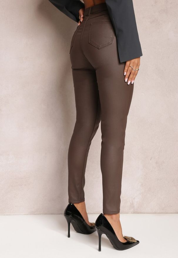 Renee - Brązowe Spodnie Skinny z Ekoskóry Operwena. Okazja: na co dzień. Stan: podwyższony. Kolor: brązowy. Materiał: satyna. Długość: długie. Styl: sportowy, wizytowy, elegancki, casual