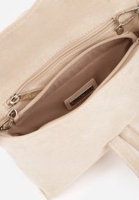 Born2be - Beżowa Prostokątna Torebka do Ręki z Imitacji Zamszu z Oryginalnym Uchwytem Mephone. Kolor: beżowy. Wzór: gładki. Materiał: zamszowe. Styl: elegancki. Rodzaj torebki: do ręki #5