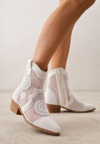 Born2be - Białe Ażurowe Botki Kowbojki z Haftem na Niskim Obcasie Typu Stożek Bertolina. Okazja: na co dzień. Kolor: biały. Materiał: jeans. Wzór: ażurowy, haft. Obcas: na obcasie. Styl: casual, klasyczny, wizytowy. Wysokość obcasa: niski #7