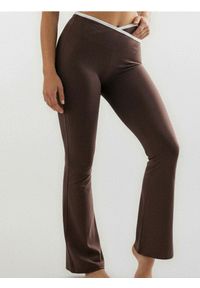 Sinsay - Legginsy flare z kontrastową lamówką - brązowy. Kolor: brązowy #1