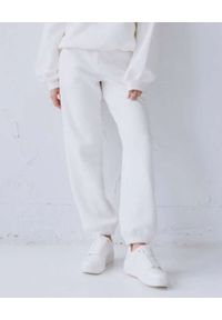 DOLLINA - Białe spodnie dresowe. Kolor: biały. Materiał: dresówka. Wzór: haft