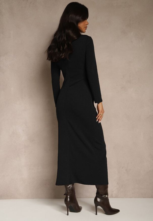 Renee - Czarna Sukienka z Wiskozą Typu Bodycon Ozdobiona z Boku Aplikacją Tizarria. Okazja: na co dzień. Kolor: czarny. Materiał: wiskoza. Wzór: aplikacja. Typ sukienki: bodycon. Styl: elegancki, casual