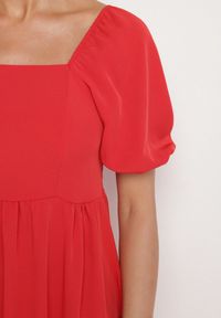 Born2be - Czerwona Rozkloszowana Sukienka z Bufiastymi Rękawami Kolireva. Okazja: na co dzień. Typ kołnierza: dekolt kwadratowy. Kolor: czerwony. Styl: elegancki, casual #3