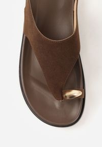 Renee - Brązowe Sandały z Ozdobnym Paskiem na Palec i Metaliczną Ozdobą Brizesh. Okazja: na co dzień. Zapięcie: pasek. Kolor: brązowy. Materiał: len. Wzór: aplikacja. Sezon: lato. Styl: casual #5