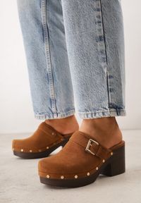 Renee - Brązowe Klapki Chodaki na Słupku z Cholewką z Nitami i Paskiem z Klamerką Jinnor. Kolor: brązowy. Materiał: zamsz. Wzór: ażurowy, haft. Sezon: lato. Obcas: na słupku. Styl: boho, rockowy. Wysokość obcasa: średni #3