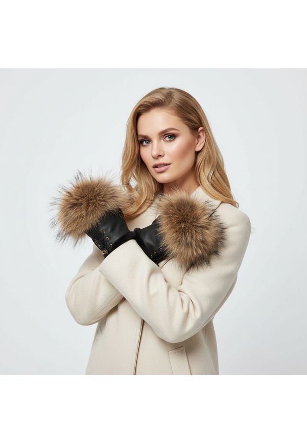 Brązowe Rękawiczki Luka-Pelli Skórzane Mitenki Z Naturalnym Futrem Jenota. Kolor: brązowy. Materiał: skóra, futro. Styl: elegancki