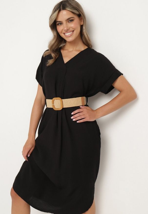 Born2be - Czarna Wiskozowa Sukienka z Paskiem Ozdobionym Plecionką i Klamrą Mlevena. Typ kołnierza: dekolt w kształcie V. Kolekcja: plus size. Kolor: czarny. Materiał: wiskoza. Długość rękawa: krótki rękaw. Wzór: aplikacja. Typ sukienki: dla puszystych. Styl: elegancki