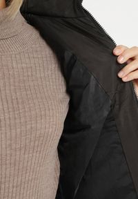Born2be - Czarna Klasyczna Kamizelka z Pikowanymi Przeszyciami i Kapturem Ollera. Okazja: na co dzień. Typ kołnierza: kaptur. Kolor: czarny. Materiał: jeans. Styl: klasyczny